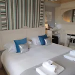The Bath House Boutique B&B - In-Room Breakfast - Free Parking